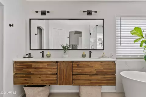 Bath - 4245 E Meadow Dr, Phoenix, AZ 85032 photo 1 of 9