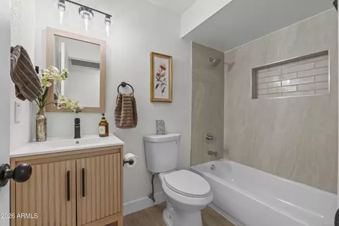 Bath - 14214 N 36th Ave, Phoenix, AZ 85053 photo 3 of 4