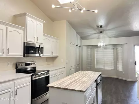 Kitchen - 910 S Paradise Dr, Gilbert, AZ 85233 photo 2 of 2