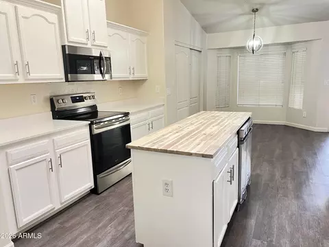 Kitchen - 910 S Paradise Dr, Gilbert, AZ 85233 photo 1 of 2