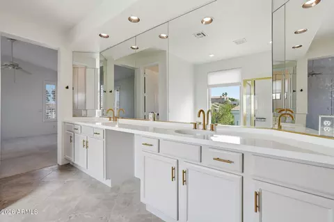 Bath - 1257 E Voltaire Ave, Phoenix, AZ 85022 photo 2 of 4