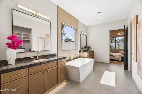 Bath - 3210 E Oregon Ave, Phoenix, AZ 85018 photo 3 of 20