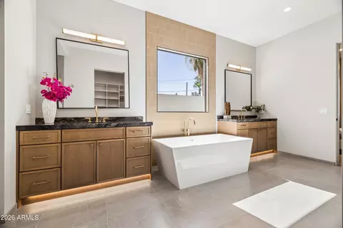 Bath - 3210 E Oregon Ave, Phoenix, AZ 85018 photo 6 of 20