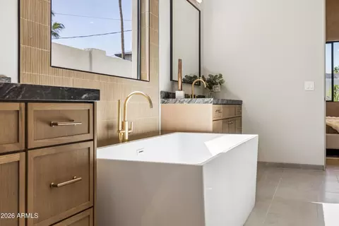 Bath - 3210 E Oregon Ave, Phoenix, AZ 85018 photo 5 of 20