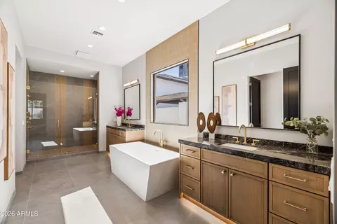 Bath - 3210 E Oregon Ave, Phoenix, AZ 85018 photo 1 of 20