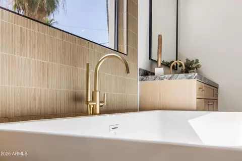 Bath - 3210 E Oregon Ave, Phoenix, AZ 85018 photo 4 of 20