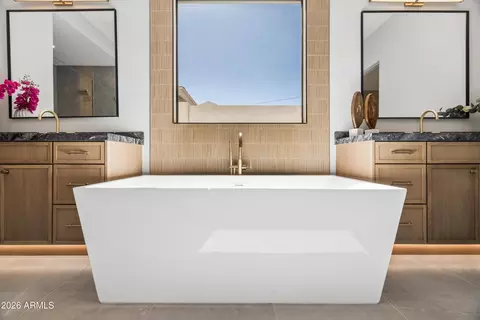 Bath - 3210 E Oregon Ave, Phoenix, AZ 85018 photo 2 of 20
