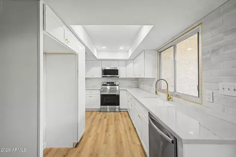 Kitchen - 1709 W Stella Ln, Phoenix, AZ 85015 photo 1 of 2