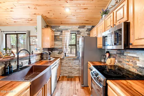 Kitchen - 2722 High Pine Loop, Overgaard, AZ 85933 photo 1 of 3