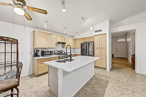 Kitchen - 4625 E Lavender Ln, Phoenix, AZ 85044 photo 4 of 4