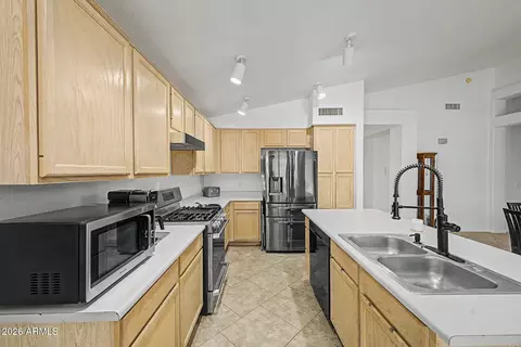 Kitchen - 4625 E Lavender Ln, Phoenix, AZ 85044 photo 4 of 4
