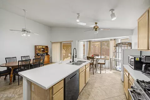 Kitchen - 4625 E Lavender Ln, Phoenix, AZ 85044 photo 3 of 4