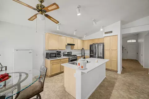 Kitchen - 4625 E Lavender Ln, Phoenix, AZ 85044 photo 1 of 4