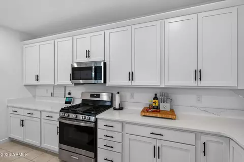 Kitchen - 19580 W Edgemont Ave, Buckeye, AZ 85396 photo 6 of 10