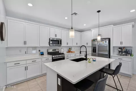 Kitchen - 19580 W Edgemont Ave, Buckeye, AZ 85396 photo 9 of 10