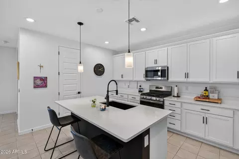Kitchen - 19580 W Edgemont Ave, Buckeye, AZ 85396 photo 7 of 10