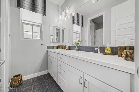Bath - 3251 E Bryce Ln, Phoenix, AZ 85050 photo 5 of 5
