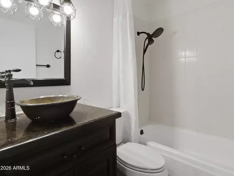 Bath - 3749 W Dailey St, Phoenix, AZ 85053 photo 1 of 1