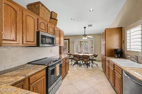 Kitchen - 4333 E Aliso Cyn, Phoenix, AZ 85044 photo 3 of 6