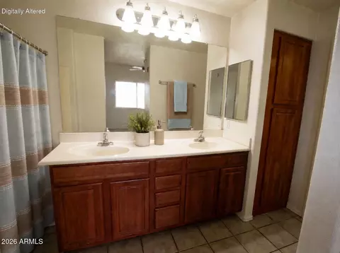 Bath - 920 E Devonshire Ave #2002, Phoenix, AZ 85014 photo 1 of 3