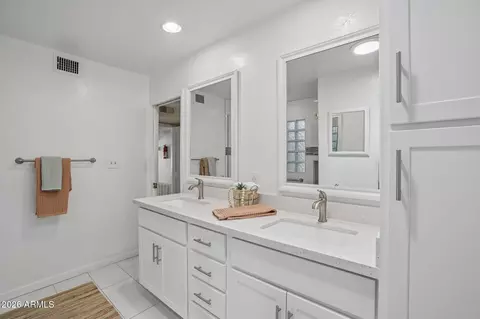 Bath - 717 E Tuckey Ln, Phoenix, AZ 85014 photo 2 of 3