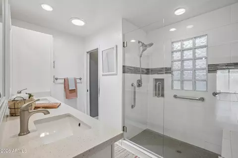 Bath - 717 E Tuckey Ln, Phoenix, AZ 85014 photo 1 of 2