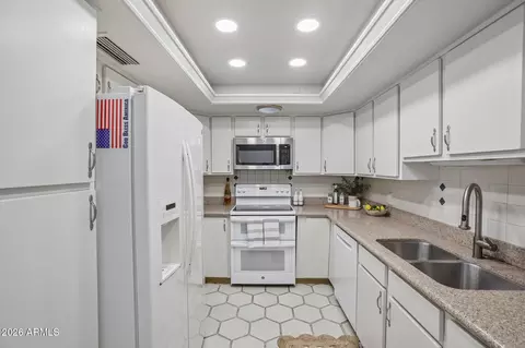 Kitchen - 717 E Tuckey Ln, Phoenix, AZ 85014 photo 1 of 1
