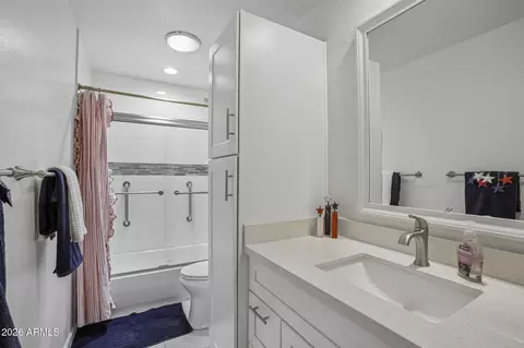 Bath - 717 E Tuckey Ln, Phoenix, AZ 85014 photo 2 of 2