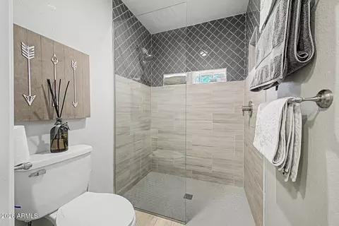 Bath - 2802 E Mission Ln, Phoenix, AZ 85028 photo 2 of 3