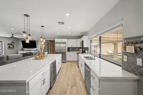 Kitchen - 2802 E Mission Ln, Phoenix, AZ 85028 photo 5 of 6