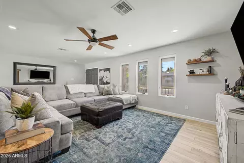 Living - 2802 E Mission Ln, Phoenix, AZ 85028 photo 2 of 4