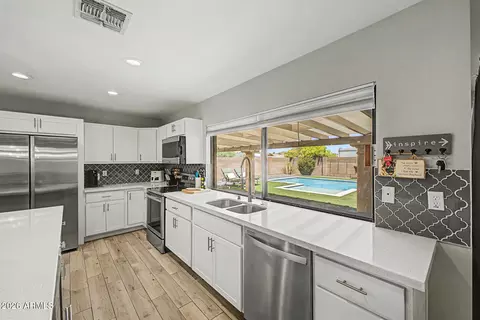 Kitchen - 2802 E Mission Ln, Phoenix, AZ 85028 photo 6 of 6