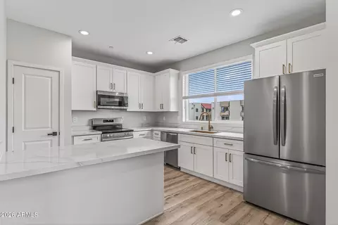 Kitchen - 2601 E Clarendon Ave #13, Phoenix, AZ 85016 photo 2 of 2