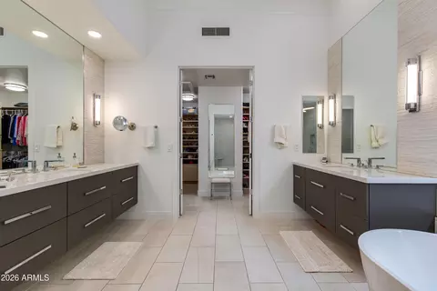 Bath - 6533 N 29th St, Phoenix, AZ 85016 photo 2 of 4