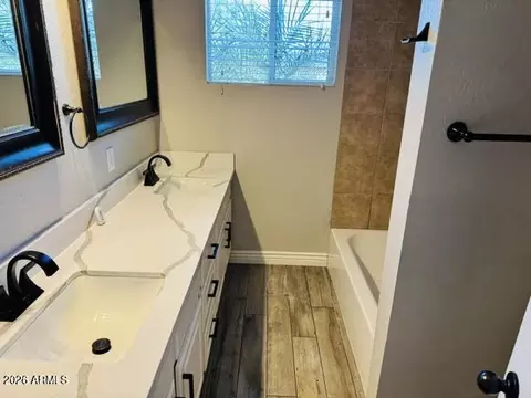 Bath - 5320 E Thomas Rd, Phoenix, AZ 85018 photo 3 of 5