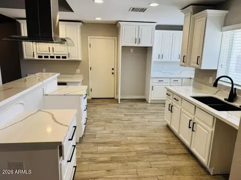 Kitchen - 5320 E Thomas Rd, Phoenix, AZ 85018 photo 1 of 2