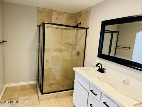 Bath - 5320 E Thomas Rd, Phoenix, AZ 85018 photo 2 of 5