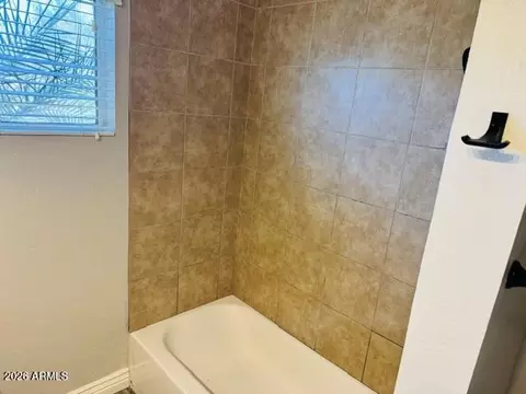 Bath - 5320 E Thomas Rd, Phoenix, AZ 85018 photo 4 of 5