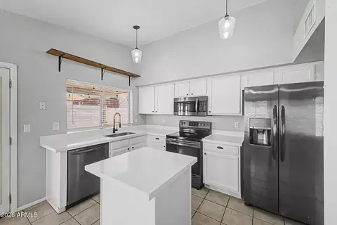 Kitchen - 9405 S 45th Pl, Phoenix, AZ 85044 photo 3 of 4