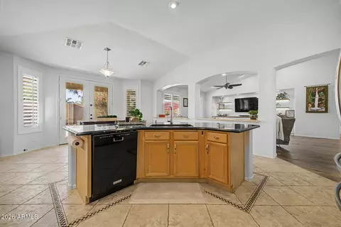 Kitchen - 1748 E Iris Dr, Chandler, AZ 85286 photo 5 of 7