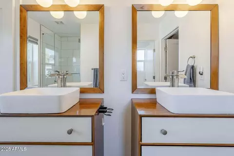 Bath - 4402 E Montecito Ave, Phoenix, AZ 85018 photo 3 of 4