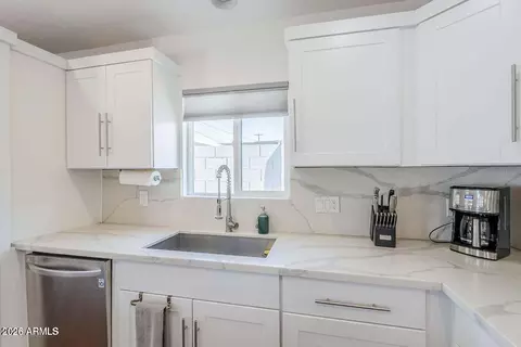 Kitchen - 4402 E Montecito Ave, Phoenix, AZ 85018 photo 4 of 6