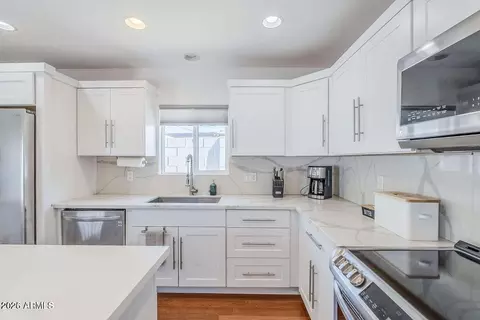 Kitchen - 4402 E Montecito Ave, Phoenix, AZ 85018 photo 3 of 6