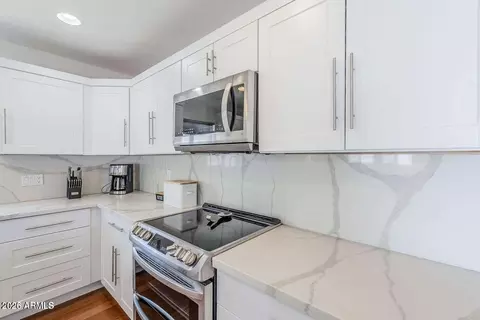 Kitchen - 4402 E Montecito Ave, Phoenix, AZ 85018 photo 2 of 6
