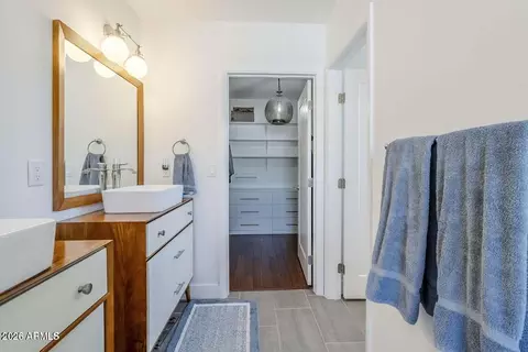 Bath - 4402 E Montecito Ave, Phoenix, AZ 85018 photo 2 of 4