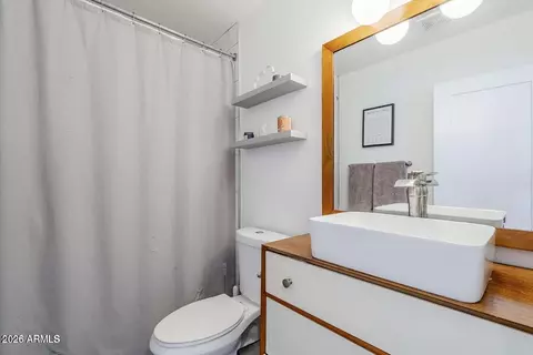 Bath - 4402 E Montecito Ave, Phoenix, AZ 85018 photo 4 of 4