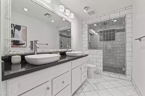 Bath - 115 Encanto Dr, Tempe, AZ 85281 photo 1 of 7