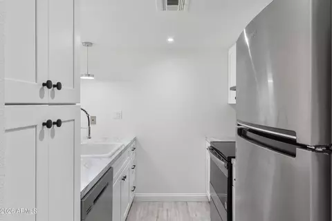 Kitchen - 3033 E Devonshire Ave #1016, Phoenix, AZ 85016 photo 2 of 4