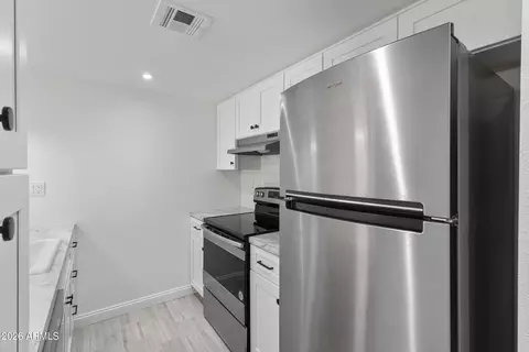Kitchen - 3033 E Devonshire Ave #1016, Phoenix, AZ 85016 photo 3 of 4