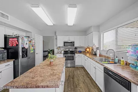 Kitchen - 2115 E Cielo Grande Ave, Phoenix, AZ 85024 photo 3 of 3